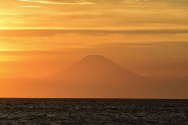 Güzel Fuji dağıyla ufukta gün batımının manzaralı görüntüsü