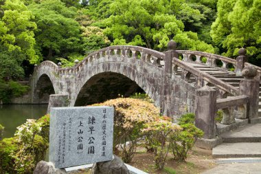 Çin bahçesindeki güzel taş köprü 
