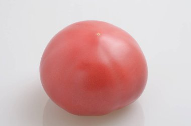Beyaz arka planda taze organik domates  
