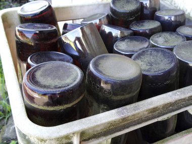 Cam kavanozları ters istiflemek güneş ışığını kurutmak