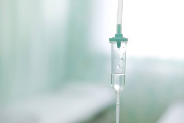 Vitamin serumu, damar içi, salin damlası hastane odası tıbbi konseptini ayarlayın.