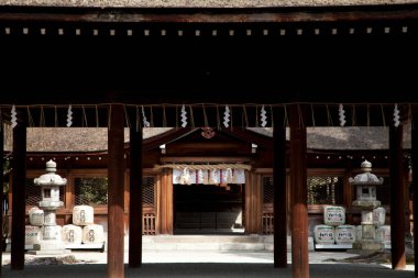 Güzel antik Japon tapınağının manzaralı görüntüsü.