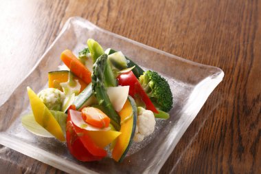 Taze sebzeli salata, sağlıklı yemek.