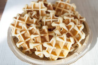 Kahvaltıda nefis ev yapımı Belçika waffle 'larının yakın plan görüntüsü.              