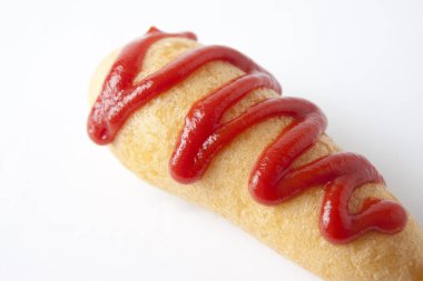 Ketçaplı sosisli sandviçe yaklaş.