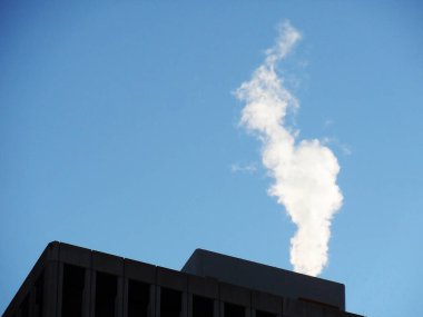 Düşük açılı siluet ve gökyüzünde duman görüntüsü