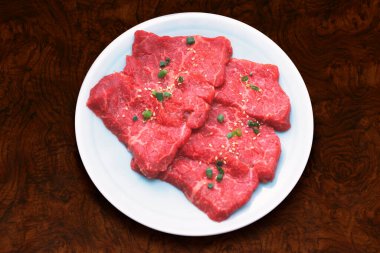 Taze et dilimlerinin, tabakta baharat ve otlarla yakın plan görüntüsü.                                 