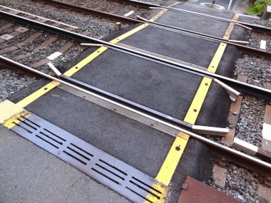 Boş metal tren raylı şehir manzarası