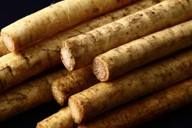 Arka planda taze Çin yer elması, yakın plan.