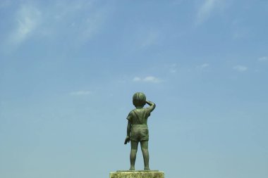 Klasik heykel, Japon parkındaki parlak yaz güneşinin tadını çıkarıyor..