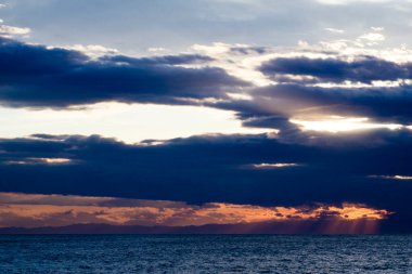 Güneşin batışındaki güzel deniz manzarası 