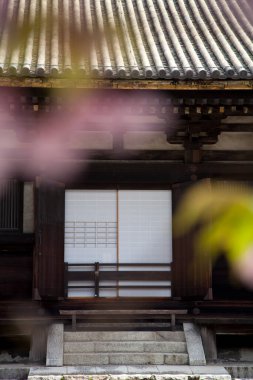 Güzel antik Japon tapınağının manzaralı görüntüsü.