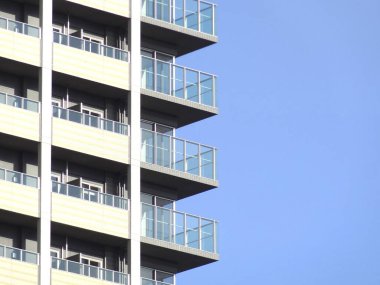 Modern apartmanın mimari detayları. düşük açı görünümü      