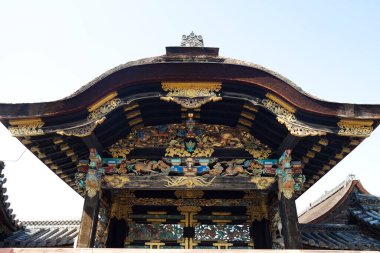 Güzel antik Japon tapınağının manzaralı görüntüsü.