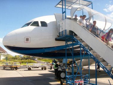 Japon Havaalanı 'ndaki Modern Uçak, Gündüz Görünümü 