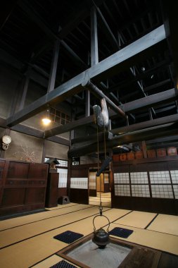 Geleneksel Japon atölyesi tarihi bir ortamda antik zanaat tekniklerini sergiliyor.