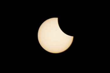 Karanlık arkaplanda güneş tutulmasının güzel manzarası                    