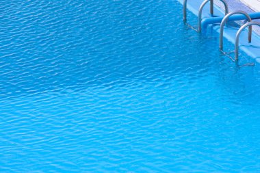 Otel tatil köyünde mavi yüzme havuzu