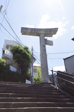 Sanno Tapınağı 'nın tek bacaklı gövde kapısı, atom bombası kalıntıları, Japonya