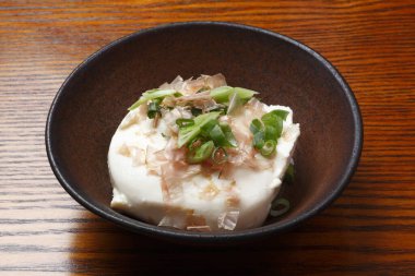 Japon yemeği mi? Dilimlenmiş yeşil soğanlı soya peyniri. 