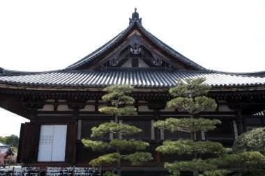 Güzel antik Japon tapınağının manzaralı görüntüsü.