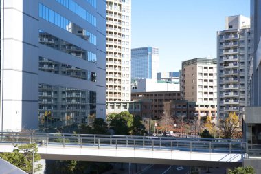 Çağdaş tasarımlarla dolu bir Asya şehrinin gündüz görüntüsü.