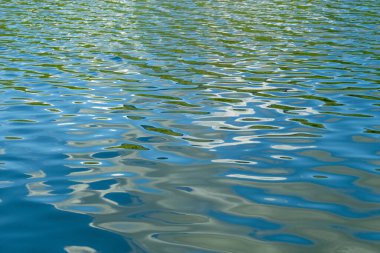 Mavi bir su yüzeyinin yansıması 