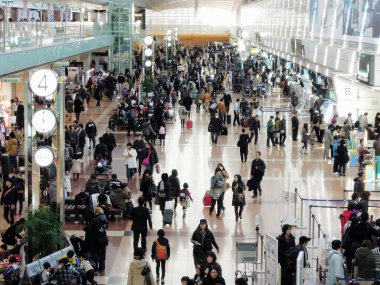 Tokyo uluslararası havaalanında bekleyenler