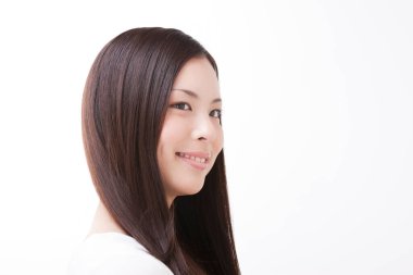 Beyaz arka planda gülümseyen Asyalı kadın