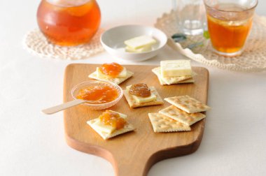 Kahvaltı masası manzarayı kapat.