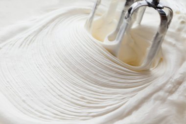 Pasta hazırlamak için çırpılmış krema yakın çekim çekim