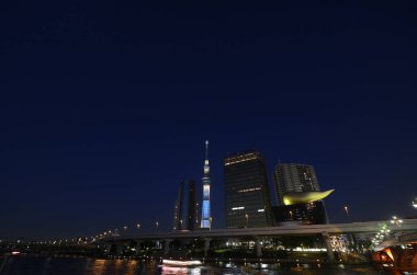 şehir arkaplan görünümündeki modern bina