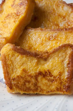 Tabakta ev yapımı muzlu ekmek dilimleri