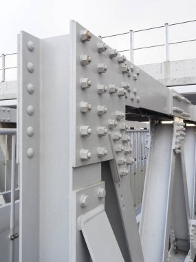 Arka planda şehrin inşaatında çelik köprü, kapatın.