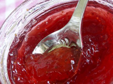 Cam kavanozda ev yapımı çilek reçeli