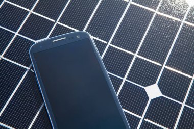 akıllı telefon güneş pilinde