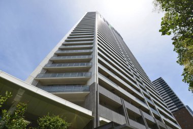 Gökdelenlerin alçak açılı görüntüsü. Tokyo, Japonya 