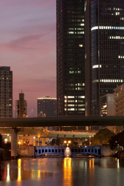 şehir arkaplan görüntüsü, gece ışıklandırmalı şehir manzarası 