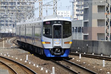 Şehirdeki demiryolunda kimliği belirsiz bir tren sürüyor. 