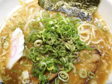 Bir kase yeşil soğanlı ramen ve yosun.