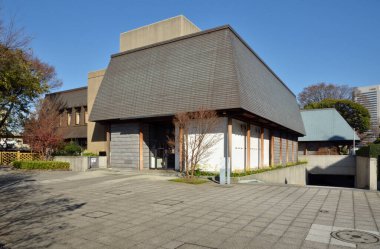 Modern Japon mimarisi olan bir şehrin gündüz fotoğrafı..