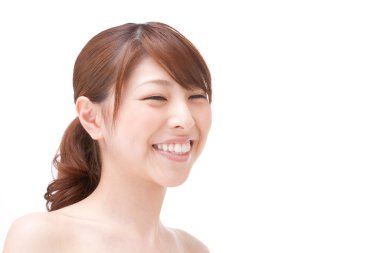 Beyaz arka planda gülümseyen Asyalı kadın 