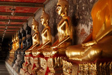 Bangkok, Tayland 'daki Wat Arun Tapınağı' nda altın Buda heykelleri