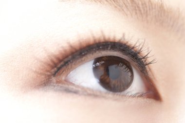 Güzellik kirpikleri makyajlı Asyalı genç bir kadının yakın plan fotoğrafı.