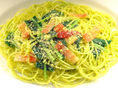 Somon ve fesleğenli spagetti.