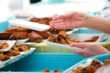 Kadın el ele tutuşma tepsisi Çin yemeği dolu.