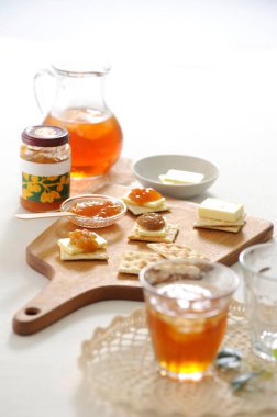 Kahvaltı masası manzarayı kapat.