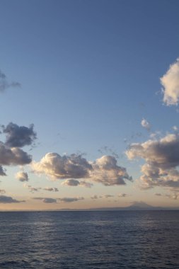 Güzel gün batımı gökyüzü ve deniz manzarası  