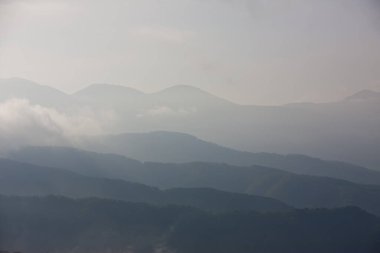 Bulutlu bir gökyüzü ile dağ zirveleri