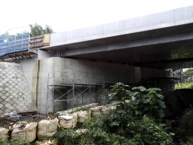 Yeşil santral ve iskelenin yanında beton köprü yapım aşamasında